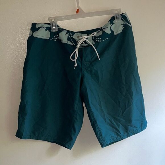 EXCELLENT CONDITION WOMEN’S SIZE 10 CARVE DESIGNS 11” BOARD SHORTS - Picture 1 of 5